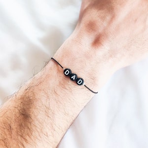 Pulseira MANTRA em pérolas para personalizar // Pérolas pretas, letras brancas