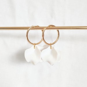 POPPY hoop earrings - White // Stainless steel hoop earrings with flower petal effect sequins