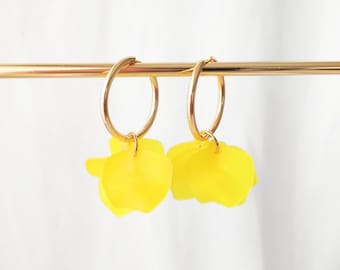 POPPY hoop earrings - Translucent yellow // Stainless steel hoop earrings with flower petal effect sequins