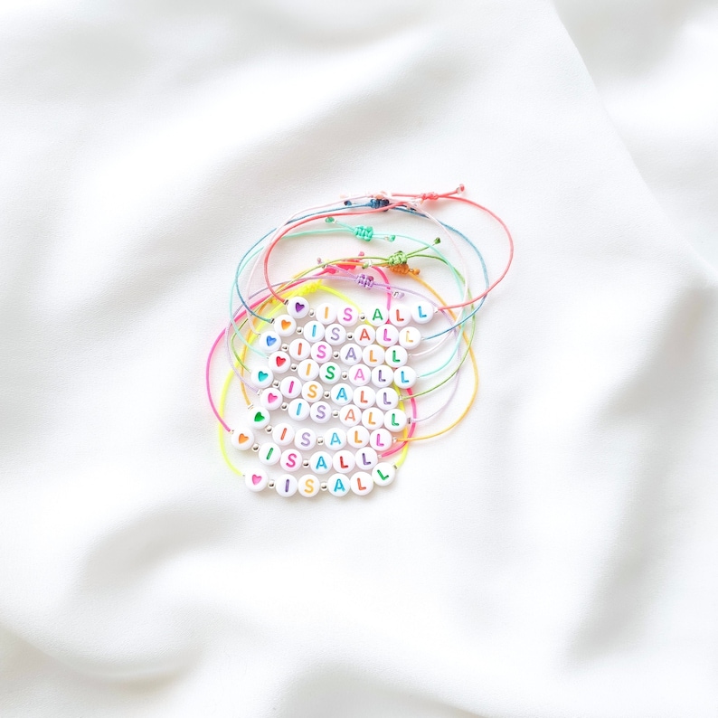Bracelet MANTRA en perles à personnaliser // Perles blanches, lettres multicolores image 1