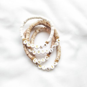 Bracelet MANTRA SUMMER // Perles surfeur Heishi sur fil élastique à personnaliser // Perles alphabet blanches, lettres dorées image 3