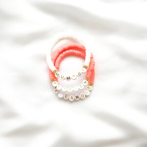 Bracelet MANTRA SUMMER // Perles surfeur Heishi sur fil élastique à personnaliser // Perles alphabet blanches, lettres dorées image 5