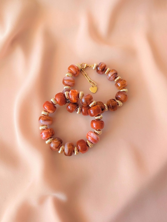 カラフルなマーブルビーズブレスレット カラフルなマーブル模様のアクリルビーズと手作りのスターチャームを