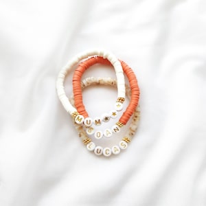 Bracelet MANTRA SUMMER // Perles surfeur Heishi sur fil élastique à personnaliser // Perles alphabet blanches, lettres dorées image 2