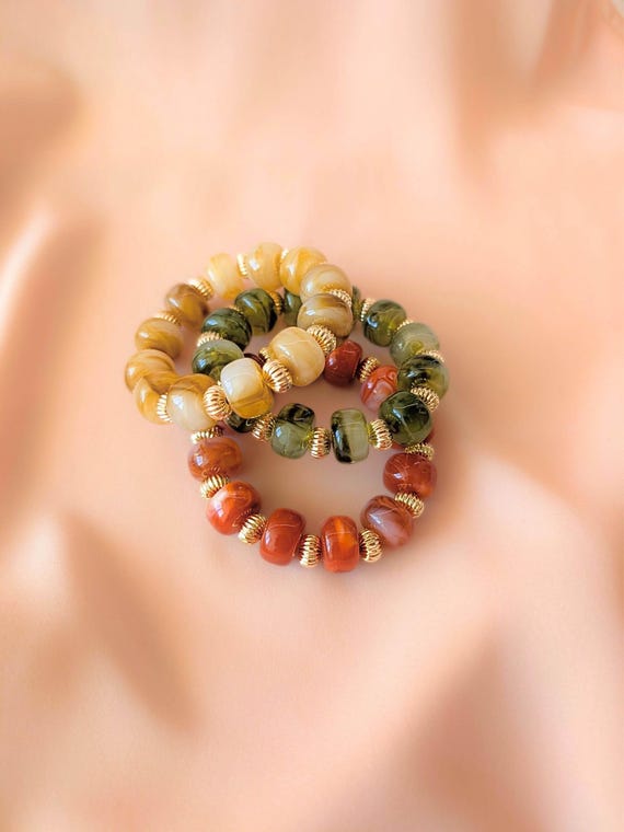 カラフルなマーブルビーズブレスレット カラフルなマーブル模様のアクリルビーズと手作りのスターチャームを