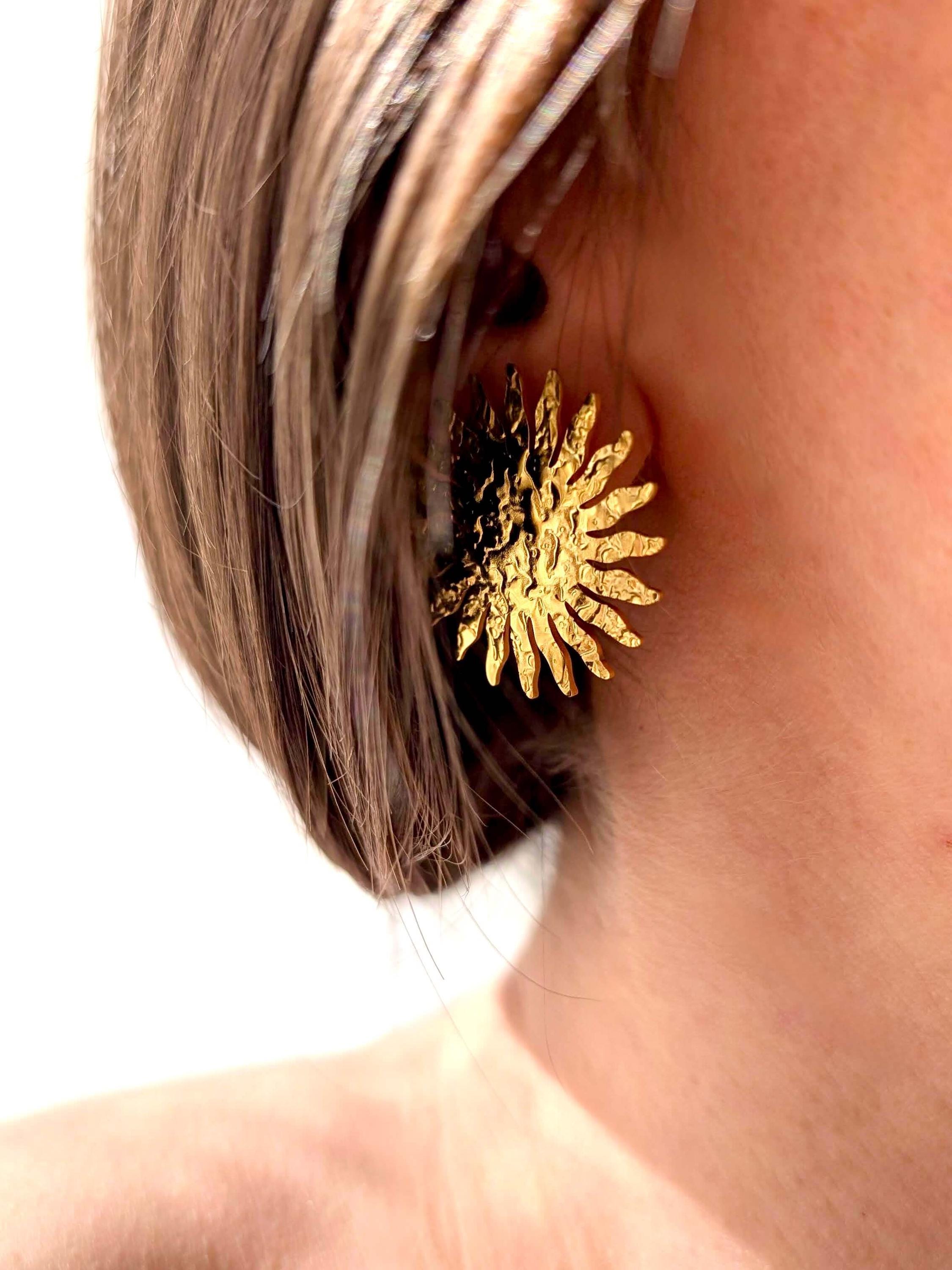 O'SOLEIL イヤリング ゴールド 太陽 SUN Earrings – Lightweight Stainless Steel Gold Sun Studs - Etsy