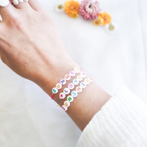 Bracelet MANTRA en perles à personnaliser // Perles blanches, lettres multicolores image 3