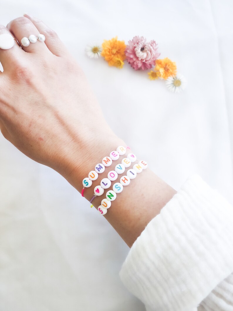 Bracelet MANTRA en perles à personnaliser // Perles blanches, lettres multicolores image 3