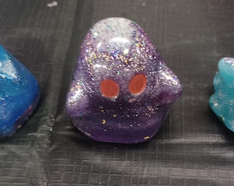 Ghosty statue with glow in the dark area on the top of the head and the hands.