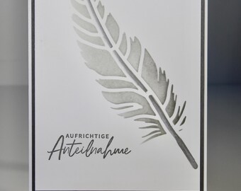 Carte de condoléances « Plume délicate », texte : Sincères condoléances, couleur grise