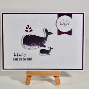 Babykarte "Süße Wale/Hallo Baby, schön, dass du da bist", dunkles lila