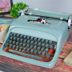 1952 Underwood Olivetti Studio 44 Vintage Typewriter Working image 2