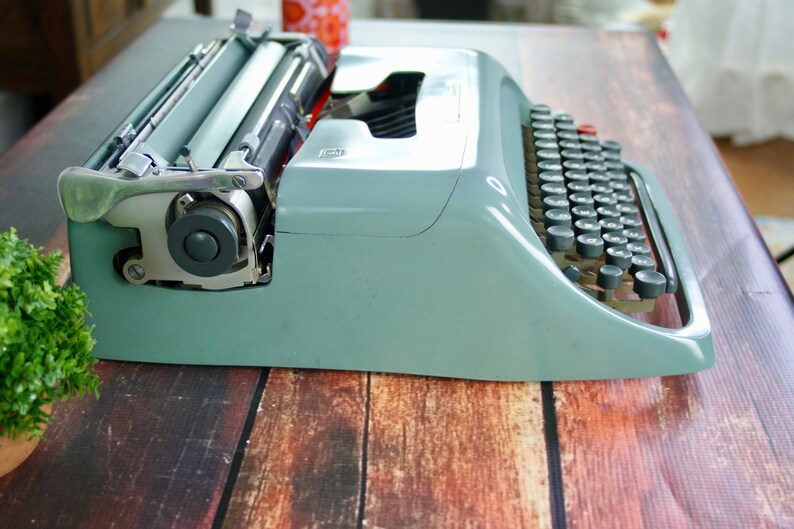 1952 Underwood Olivetti Studio 44 Vintage Typewriter Working image 4