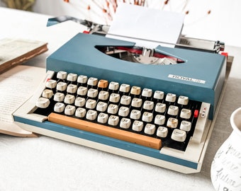 1971 Royal Sprite, travel typewriter, PLEASE READ Full Description! | Demo & Tutorial Videos | New Ribbon | Serviced |