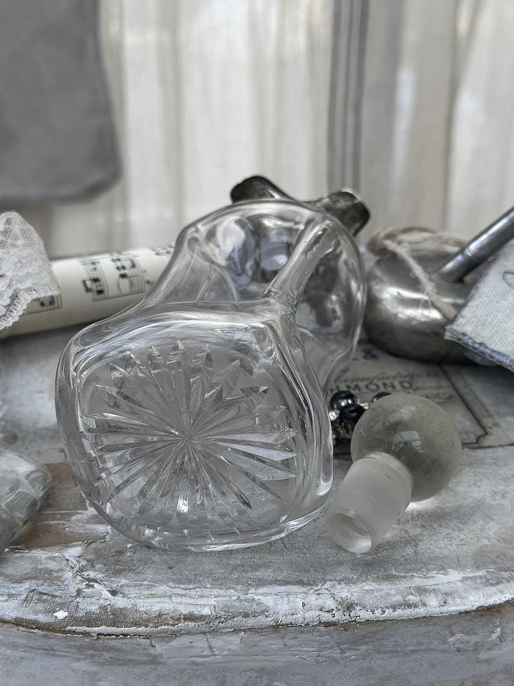 コレクターズアイテムのアンティーク香水瓶（シルバー台座付き