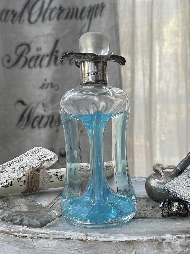 コレクターズアイテムのアンティーク香水瓶（シルバー台座付き