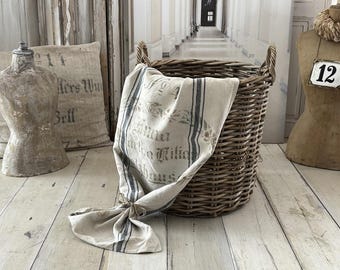 Cesta grande redonda de mimbre natural con saco de lino antiguo - XL***