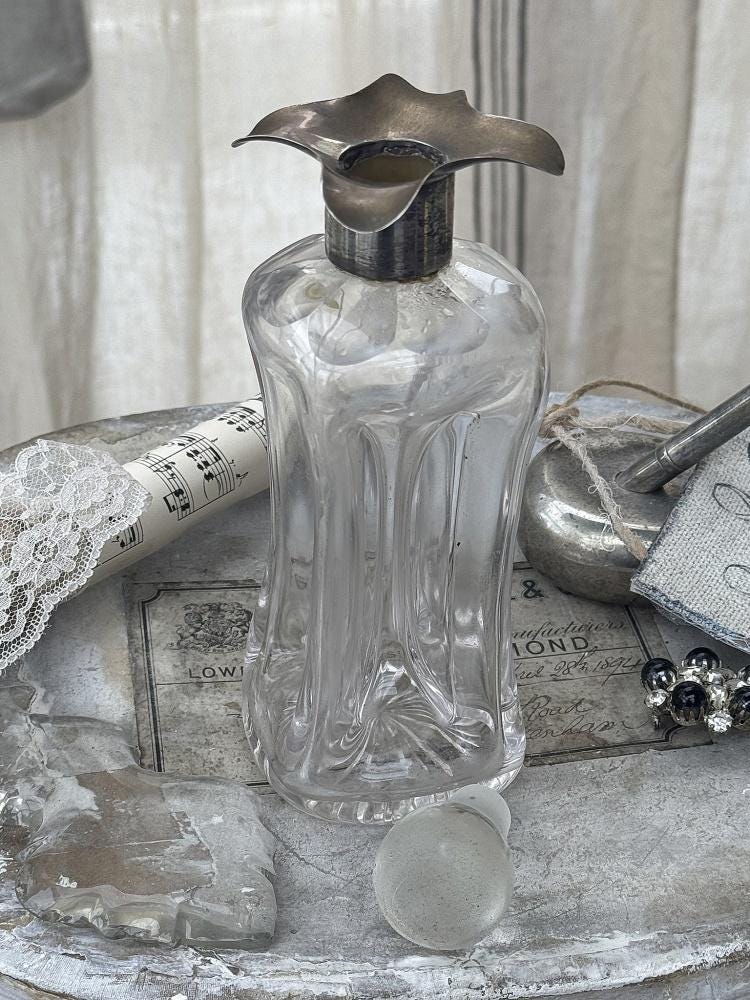 コレクターズアイテムのアンティーク香水瓶（シルバー台座付き