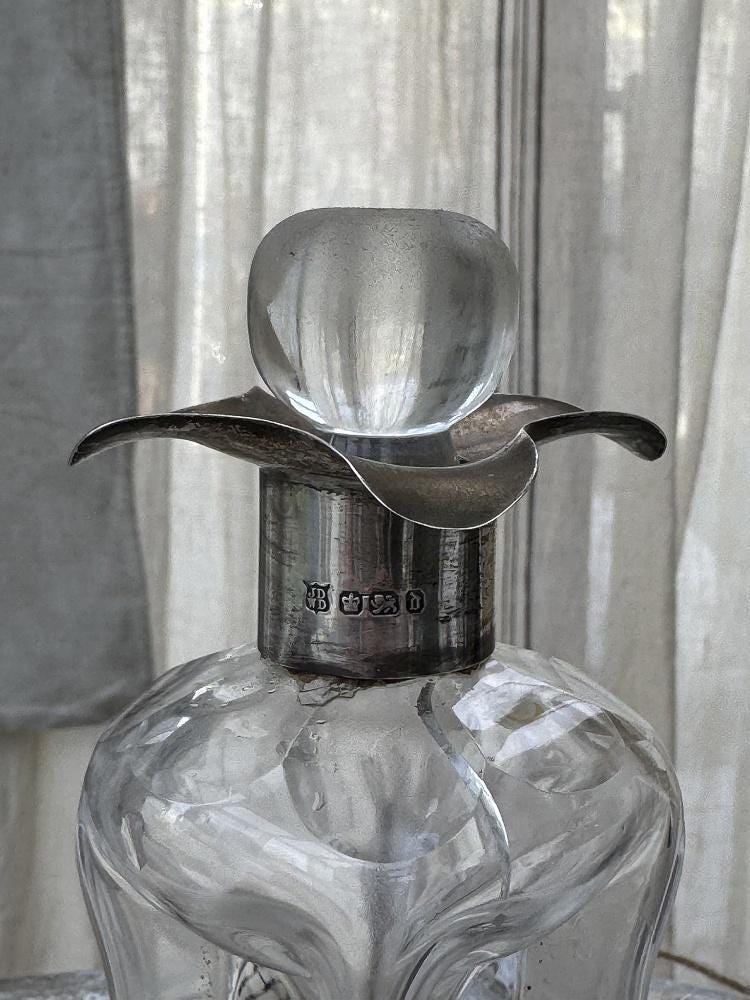 コレクターズアイテムのアンティーク香水瓶（シルバー台座付き