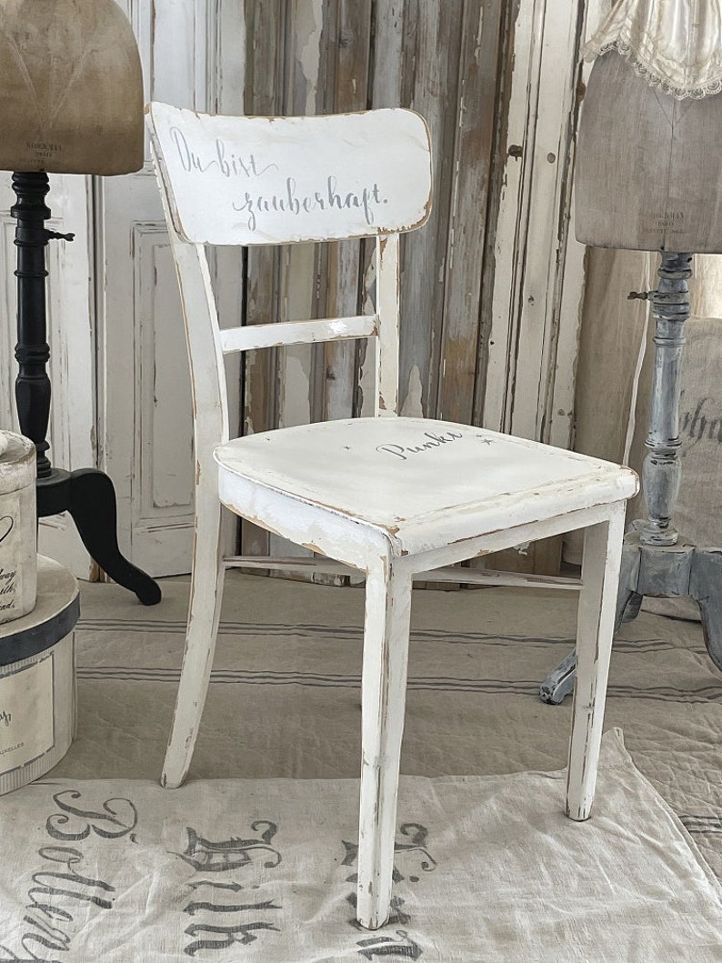 Ancienne chaise en bois blanc Magical image 5