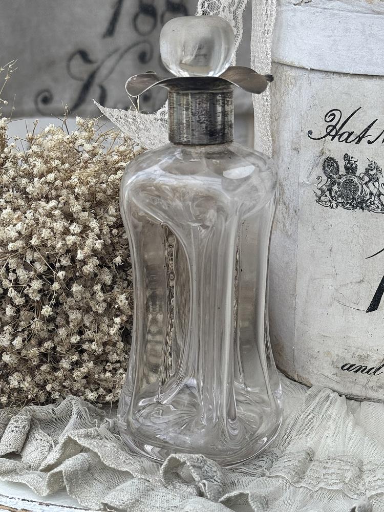 コレクターズアイテムのアンティーク香水瓶（シルバー台座付き