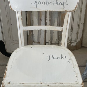 Ancienne chaise en bois blanc Magical image 4