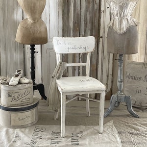 Ancienne chaise en bois blanc Magical image 1