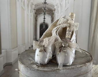 Weiße Spitzen-Ballettschuhe mit Notenblatt-Perlenglanz***