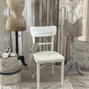 Ancienne chaise en bois blanc Magical image 2