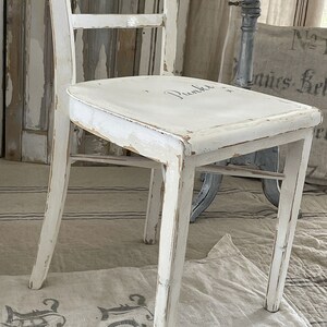 Ancienne chaise en bois blanc Magical image 9