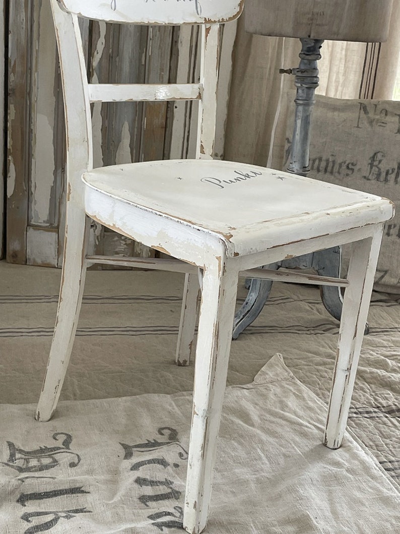 Ancienne chaise en bois blanc Magical image 9