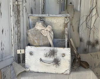 Enchanting vintage hatbox in a rare shape – a unique shabby chic piece with history and charm***