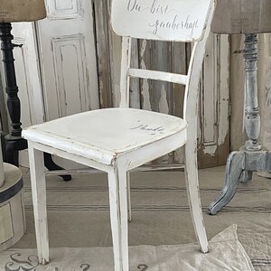 Ancienne chaise en bois blanc Magical image 6