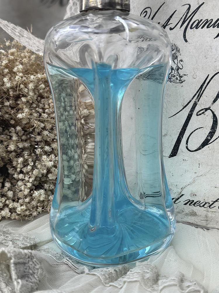 コレクターズアイテムのアンティーク香水瓶（シルバー台座付き