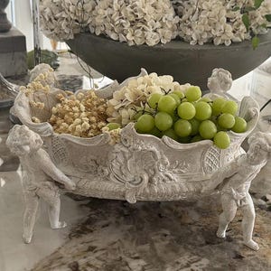 Vacker shabby chic-trädgård med keruber – romantisk rokokostil***