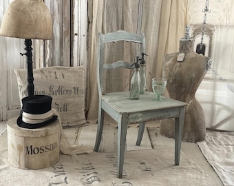 Silla baja Biedermeier antigua en color verde salvia***