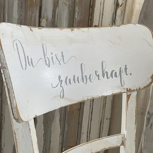 Ancienne chaise en bois blanc Magical image 8