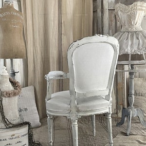 Romantischer alter Polstersessel im weißen Kleid Bild 10