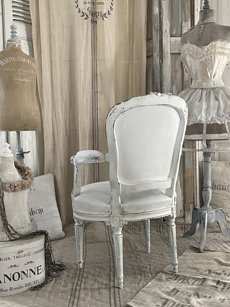 Romantischer alter Polstersessel im weißen Kleid Bild 10