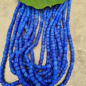 ca.110 kleine Glasperlen von Java , New Indo-Pacific   59cm Strang leuchtend BLAU matt, indonesische perlen