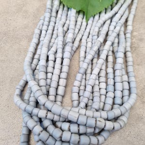 Strang ca. 110 indonesische Rocailles   helles GRAU Java Beads,