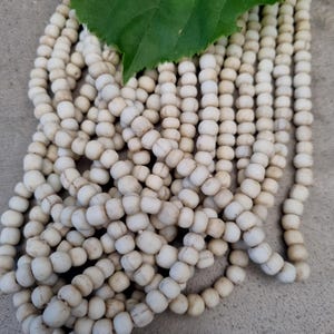 ca. 105 handgearbeitete indonesische Rocailles, vintage natur, Strang ca. 60cm JAVA beads