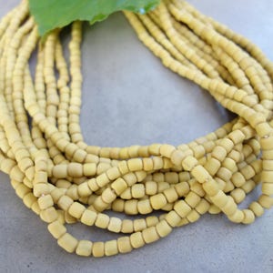 Filo di ca. 110 perline Rocailles indonesiane GIALLO chiaro Java
