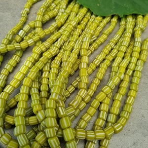 Rocailles Seed Beads Glasperlen aus Indonesien,  helles OLIV-GRÜN gestreift , 5-6mm 59cm Strang