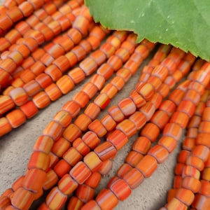ca.110 kleine Glasperlen  59cm Strang ORANGE  - BEIGE gestreift seed beads indonesian