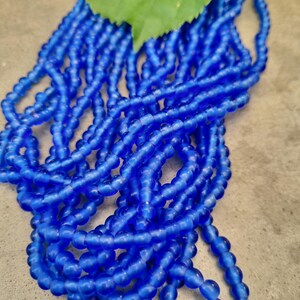 leuchtend blaue runde  kleine Glasperlen , runde Rocailles ,  indonesische Glasperlen ,  5-6mm 59cm Strang, new indo-pacific, Java beads