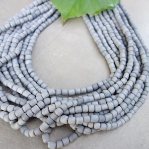 Sträng av ca 110 indonesiska rocailles ljusgrå Java-pärlor,