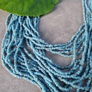 1 sträng mini-rockelpärlor, 2-3 mm, från Java vintage AQUA blå, ca 120 cm långa, över 660 stycken, handgjorda
