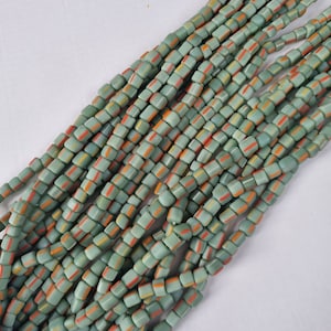 Filo di oltre 100 perline di semi indonesiane a 3 angoli VERDE CHIARO con strisce Java Beads