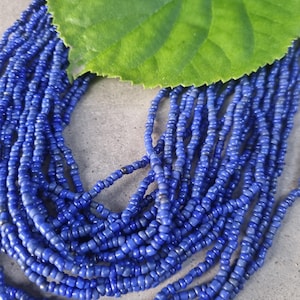 1 sträng mini-rockelpärlor 2-3 mm från Java, kungligt blå, koboltblå, ca 120 cm, över 660 stycken, handgjorda